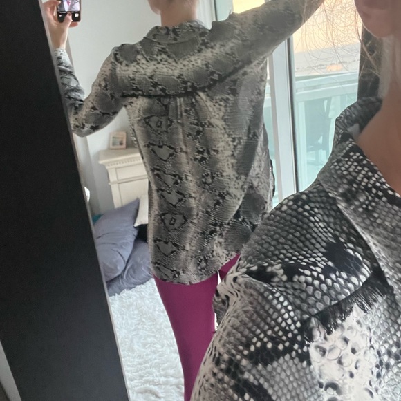 Elizabeth And James size XS ‘Kane’ Python Blouse silk shirt - Picture 9 of 9